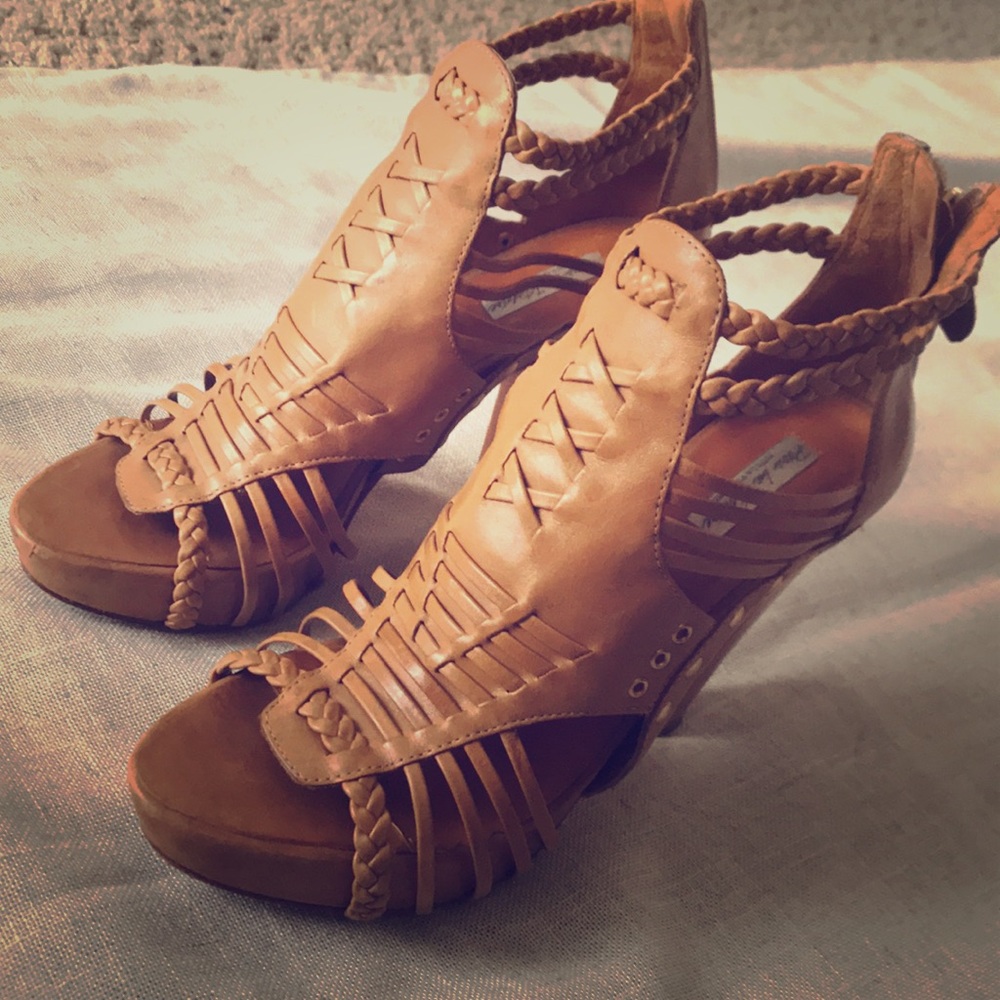 Pour La Victoire brown leather heels